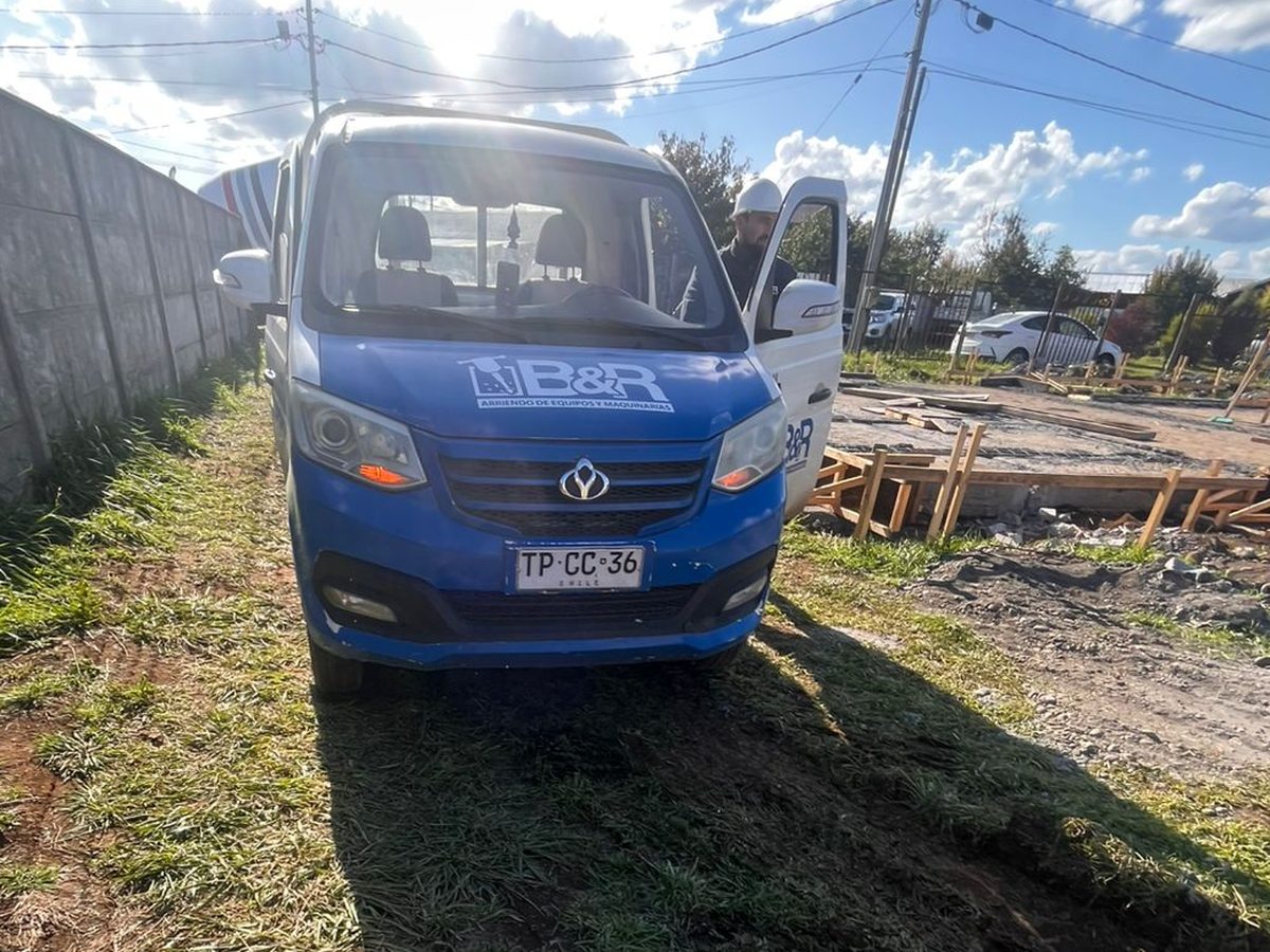 Vehículo de B&R entregando equipos en una obra de Temuco
