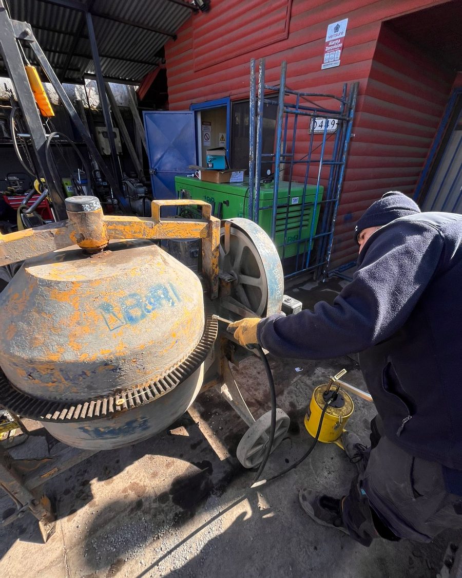 Técnico de B&R realizando mantención a una betonera