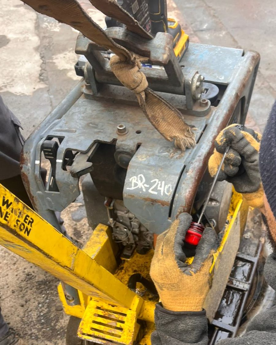 Técnico de B&R reparando una placa compactadora
